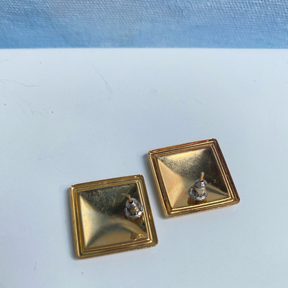 Vintage 80s Gold Tone Rouge Pearl Powder Square Stud Enamel Earrings - Picture 3 of 3